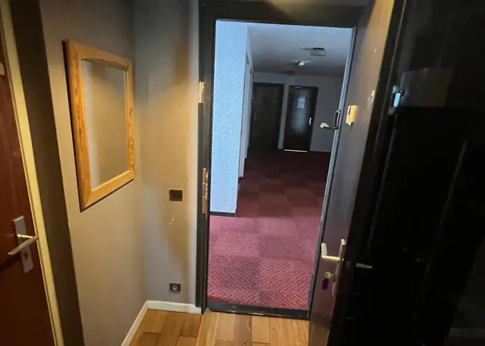 - Inout - 7 Beds Flat S-k10 *